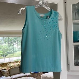 WOMEN’S SLEEVELESS KNIT TOP